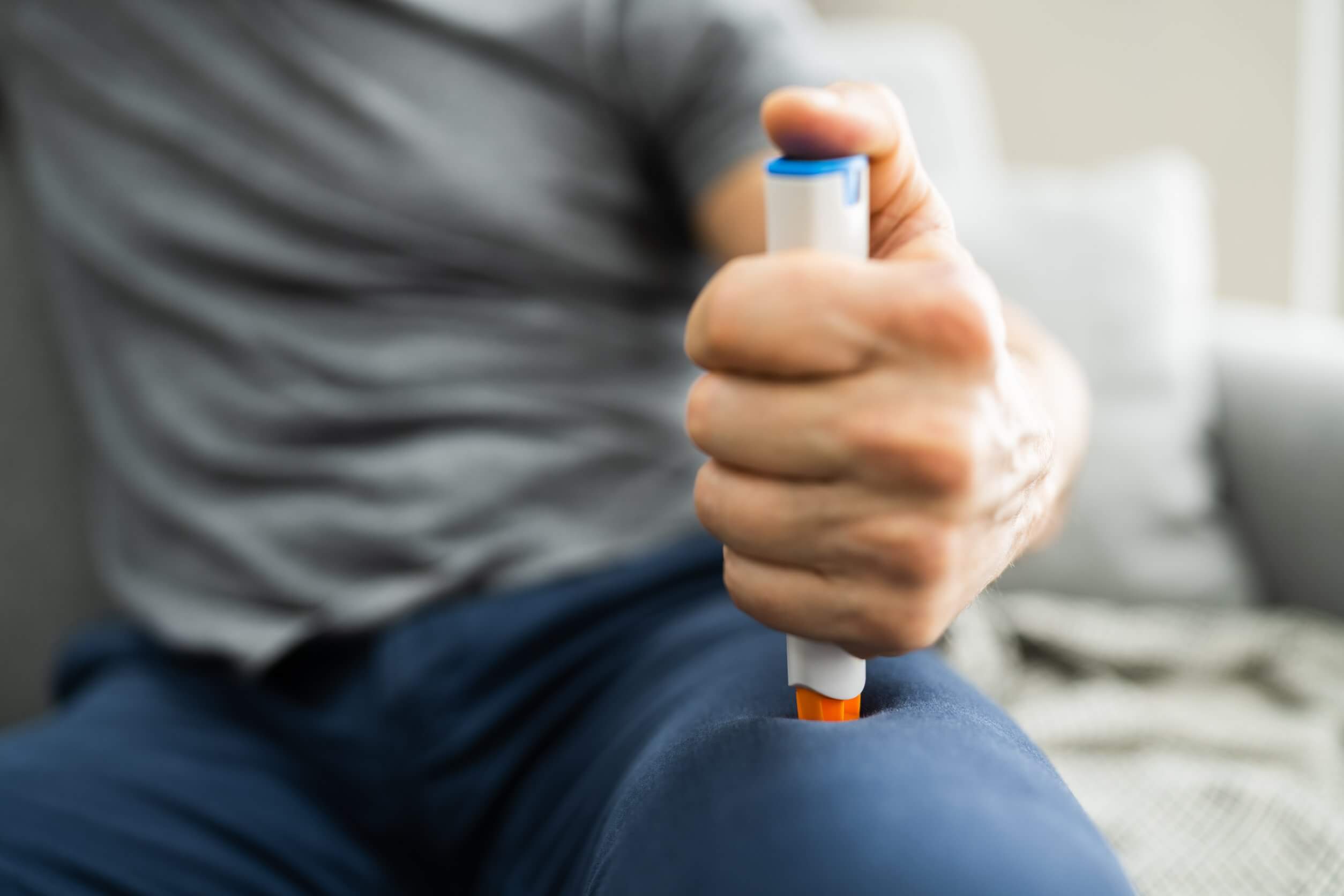 La adrenalina autoinyectable se coloca vía intramuscular