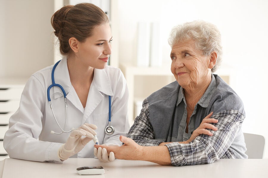 Médico y paciente con retinopatía diabética