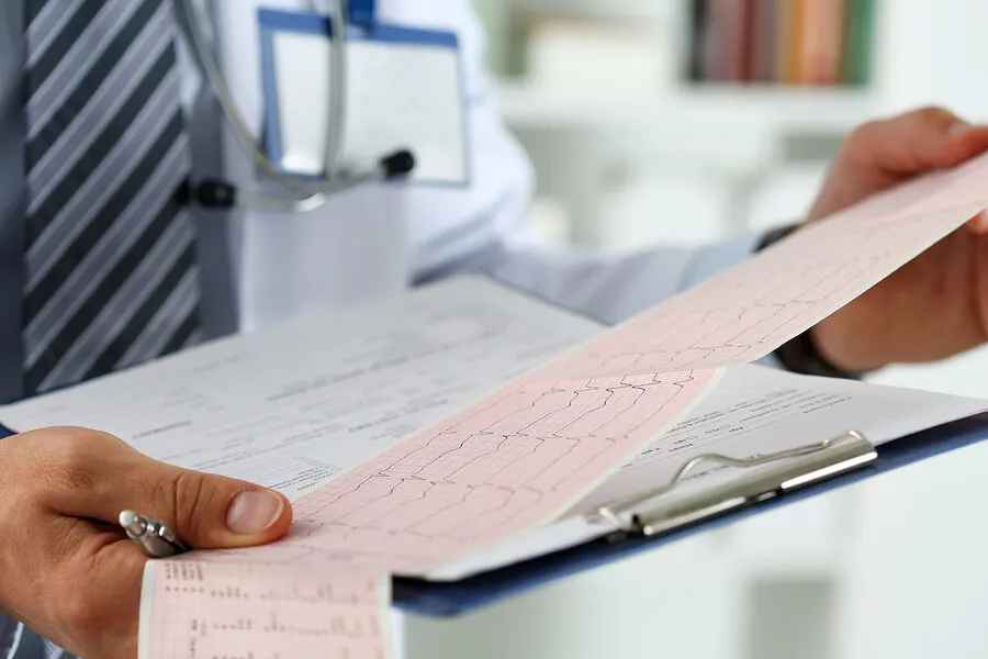 Medico revisando resultado del holter