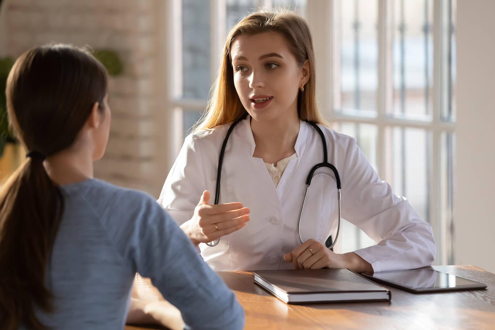 Consulta médica en la adolescencia.