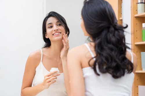Mujer cuidando la salud de la piel