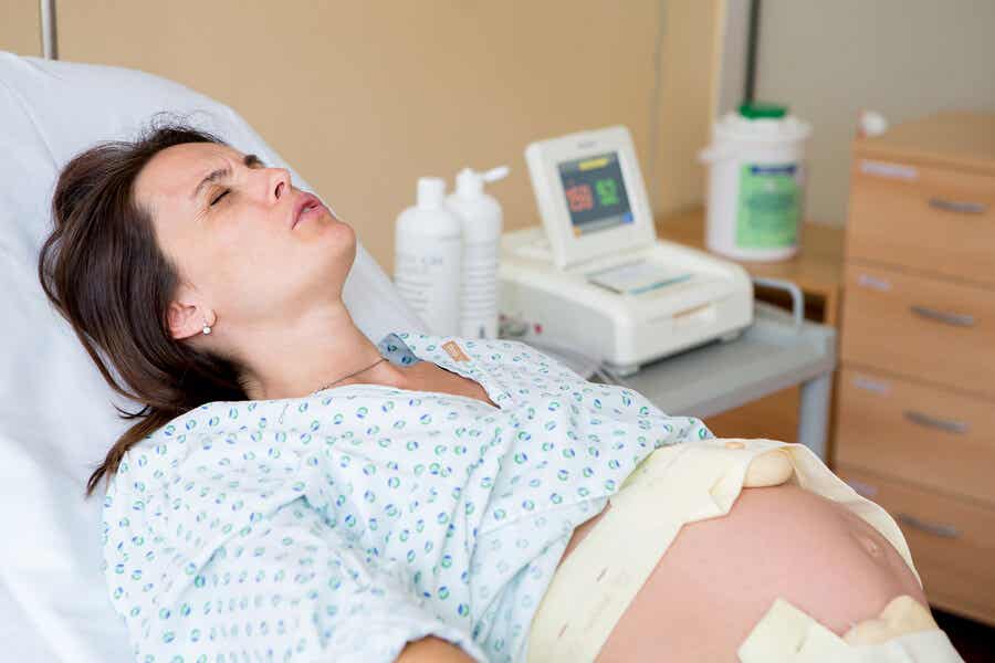 Mujer en trabajo de parto haciendo ejercicios de respiración