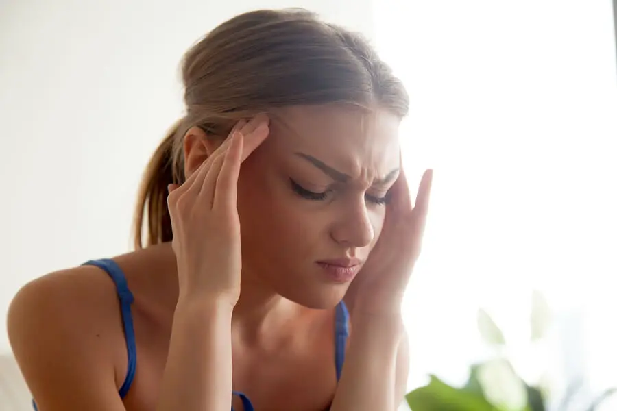 Mujer con migraña
