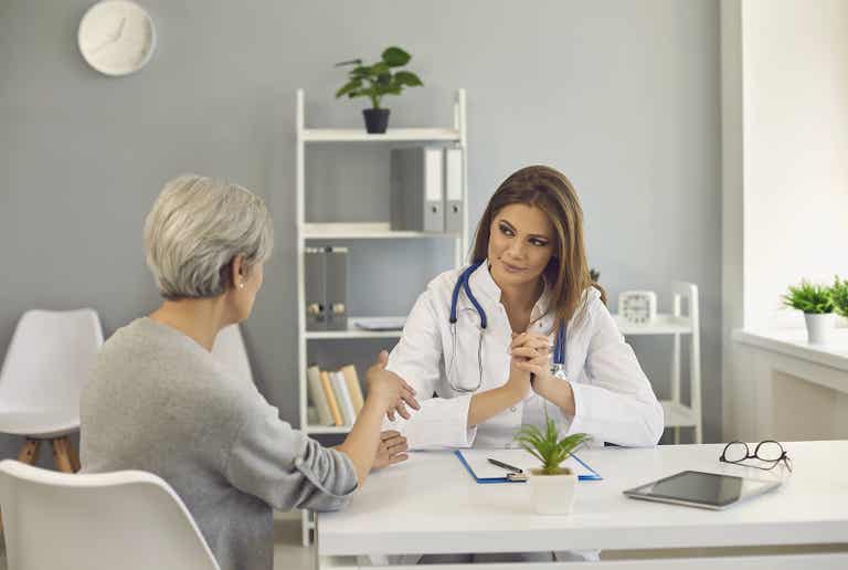 Mujer menopáusica con receta de Viagra.