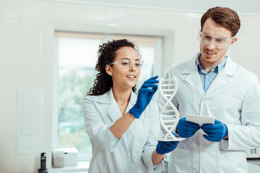 Científicos aplicando el proyecto genoma humano