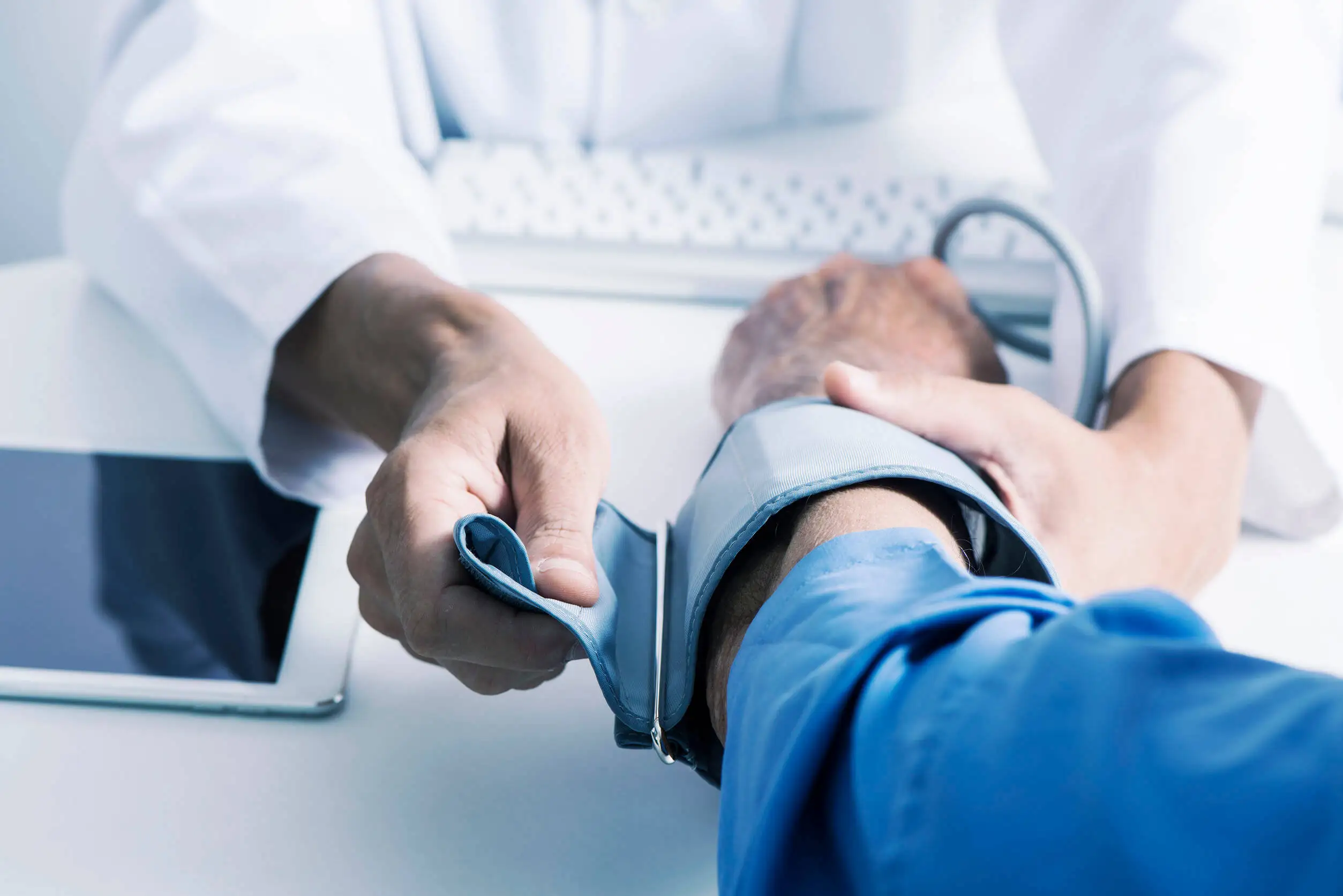 Las proteínas en la orina pueden ser consecuencia de la hipertensión arterial.