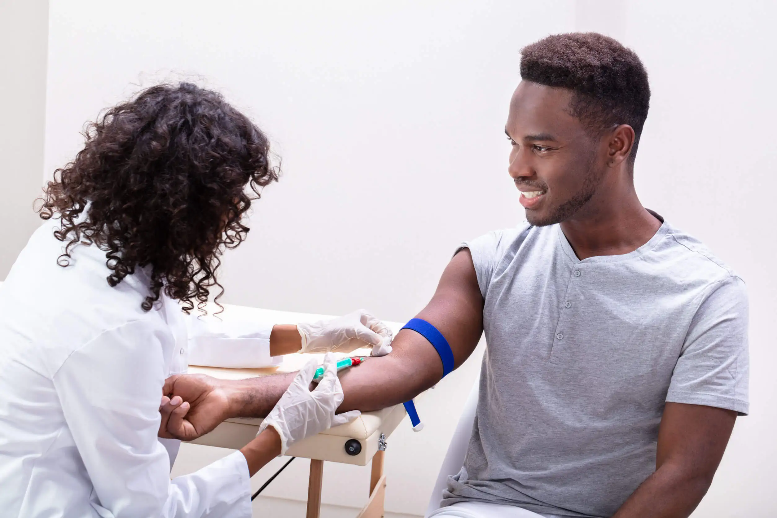 Para hacerse un análisis de sangre se requiere a una analista de muestras.