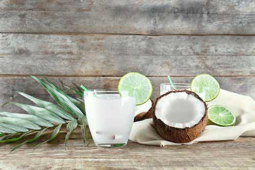Una de las bebidas frutales que puede hidratarte es la mezcla de agua de coco con menta.