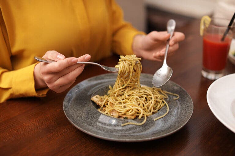 ¿Cenar hidratos de carbono engorda?