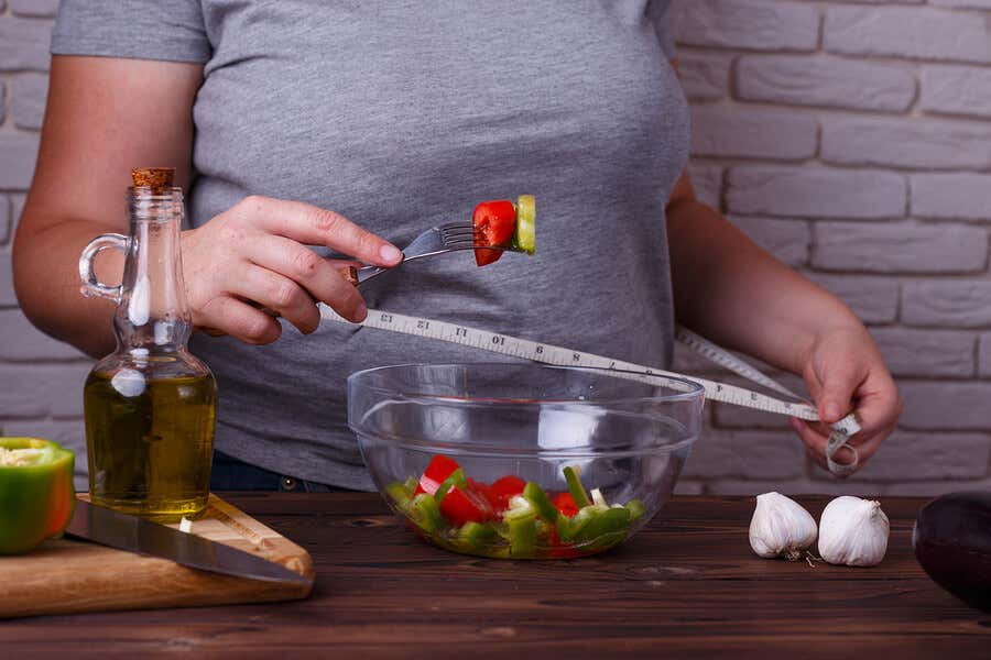 Mujer comiendo sano para bajar de peso