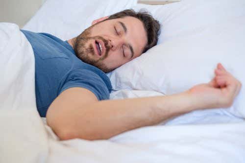 Muchas personas respiran por la boca al dormir.