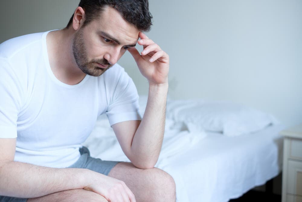 Hombre preocupado por la epididimitis
