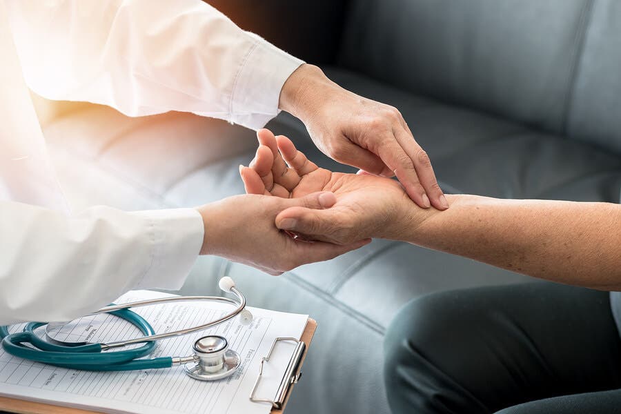 Medir el pulso en un consultorio.