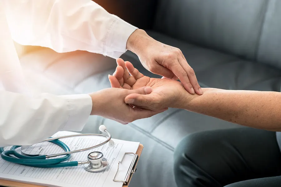 Medir la frecuencia cardíaca con el pulso.