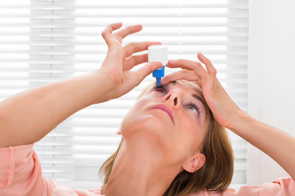 Mujer con conjuntivitis alérgica