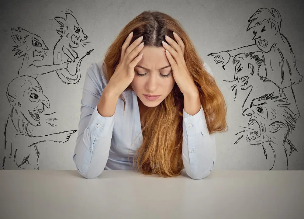 Mujer con pensamientos intrusivos