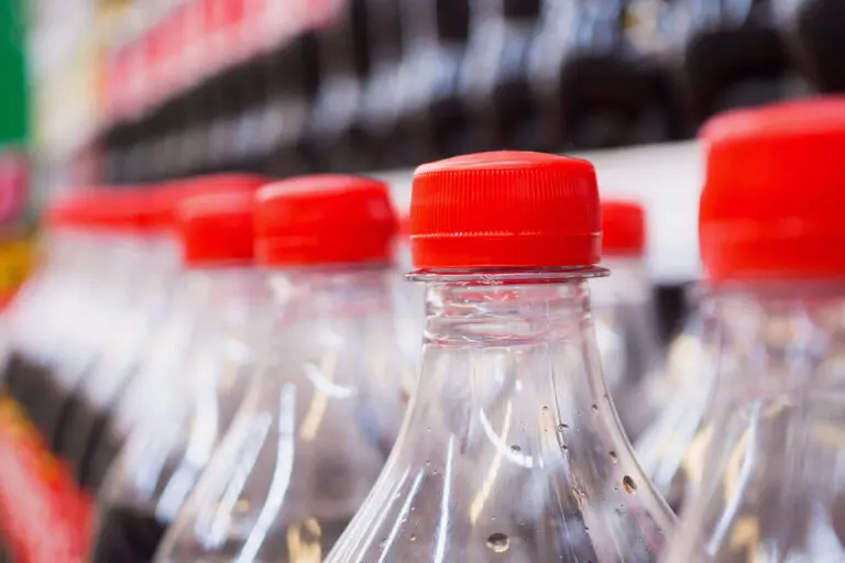 ¿Los refrescos sin azúcar engordan?