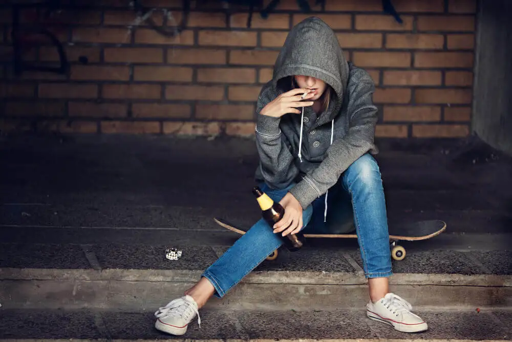 Adolescente que consume marihuana y alcohol.