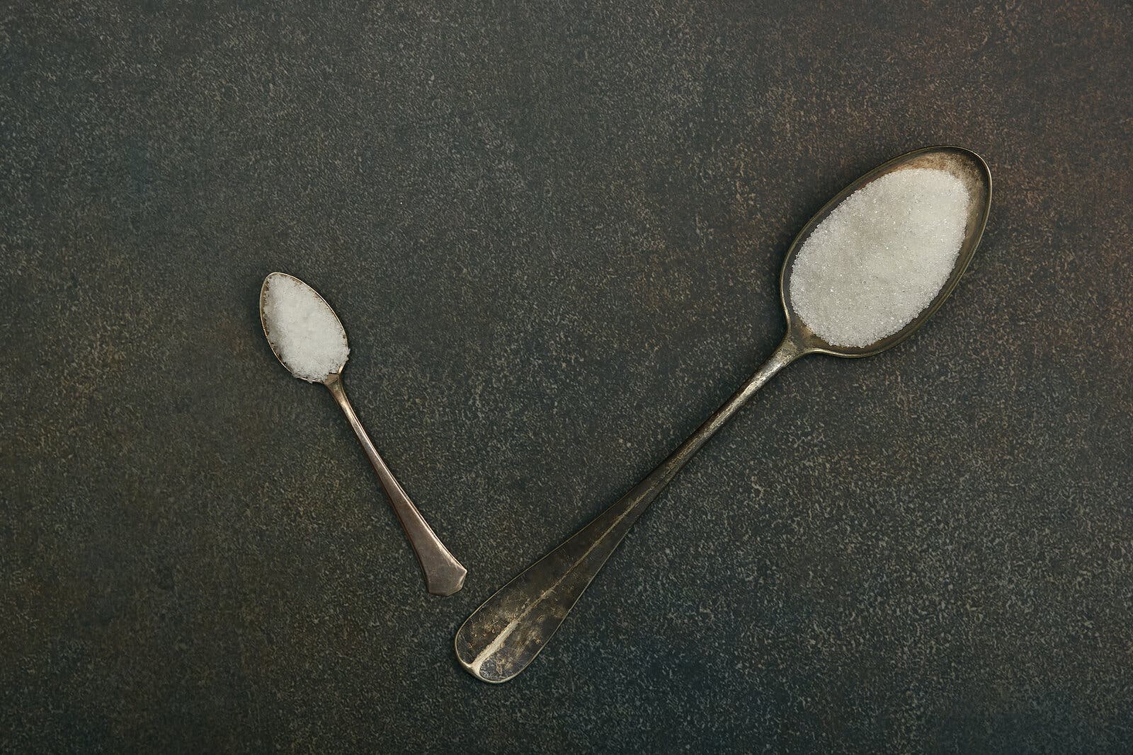 Cucharas de azúcar y sal.