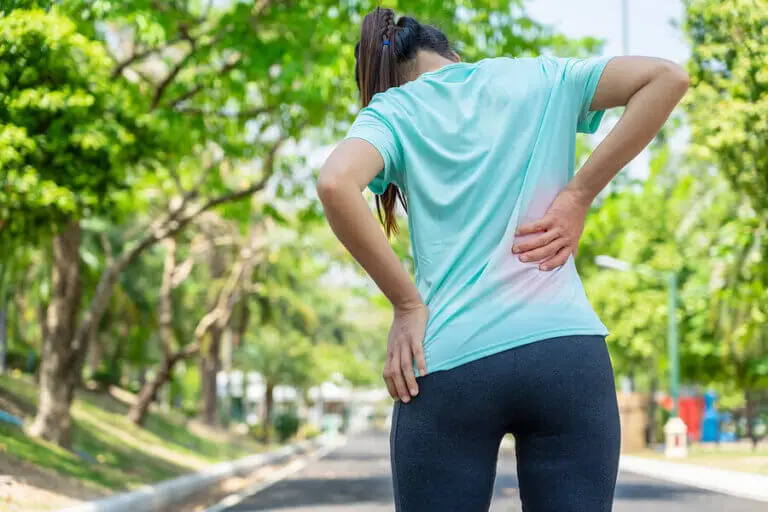 ¿La escoliosis produce dolor?
