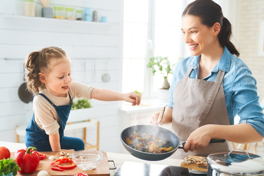 La maternidad y autocuidado incluye cocinar con la familia
