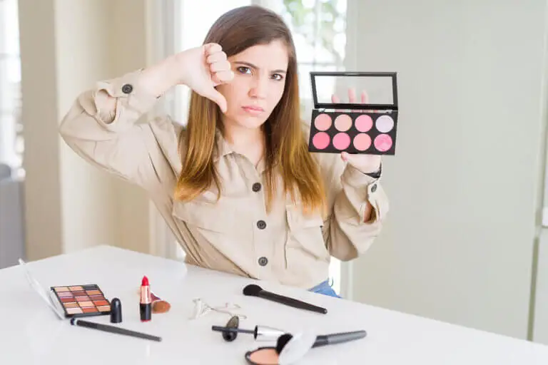 ¿Los cosméticos pueden irritar la piel?