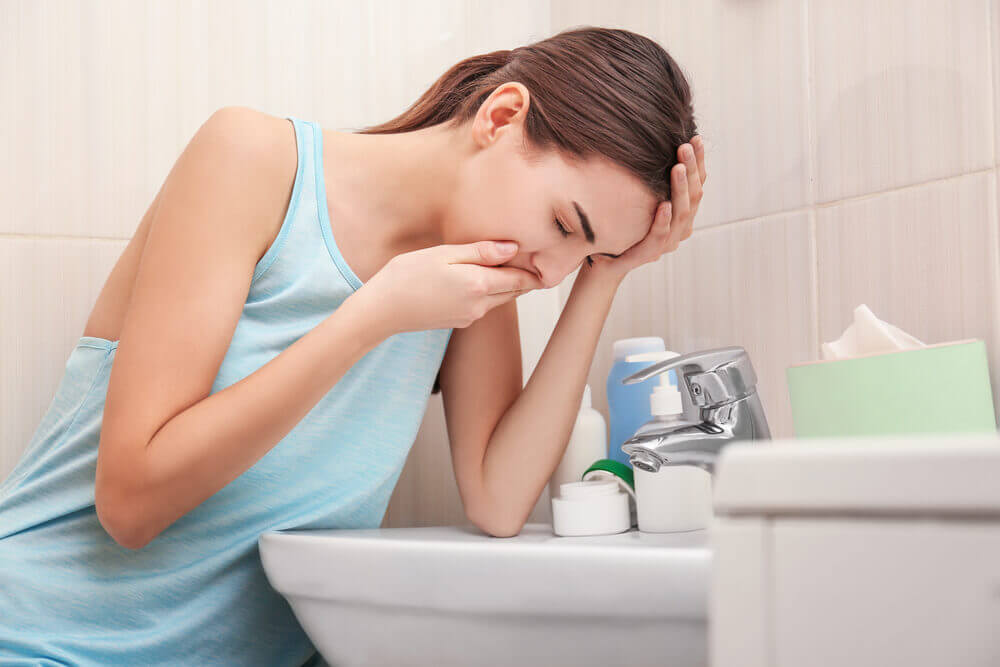 Las náuseas pueden ser una reacción adversa de la atorvastatina.