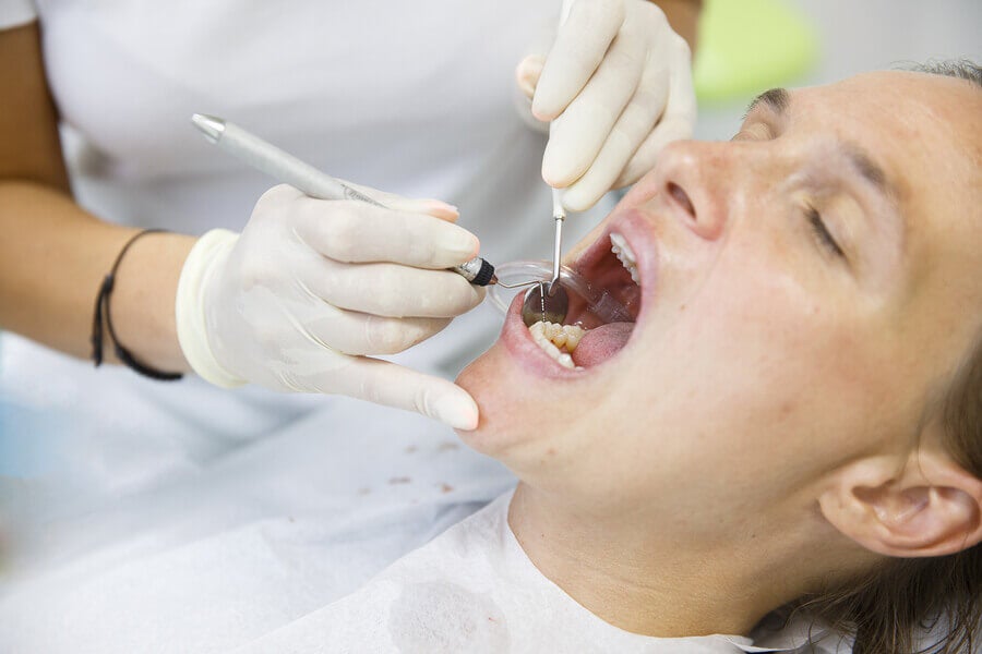 Patient subissant un traitement dentaire de mordançage à l'acide.