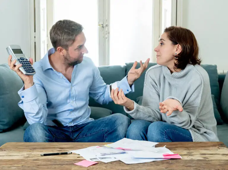 Claves para evitar discusiones por dinero en la pareja