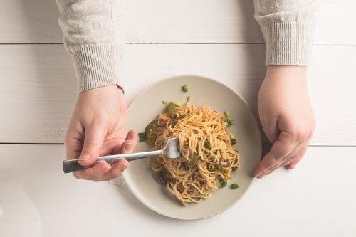 ¿Se puede comer pasta y arroz por las noches?