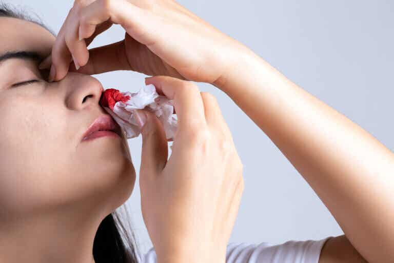 ¿Por qué me sangra la nariz? 10 causas principales
