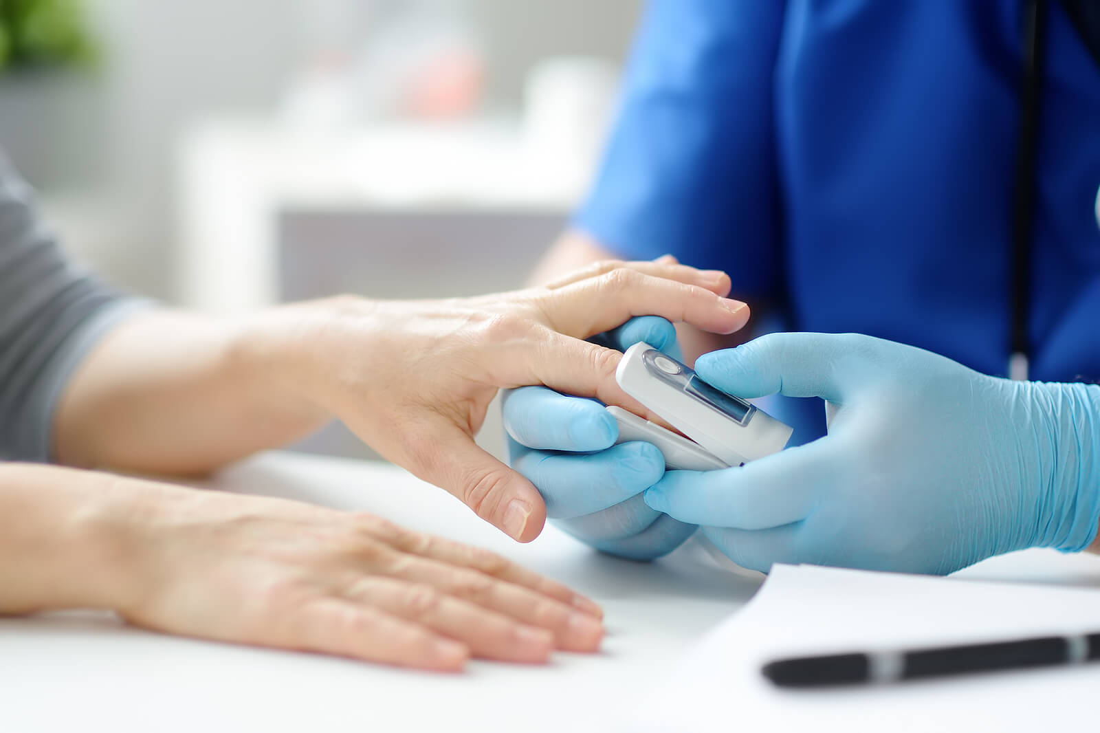 Enfermero midiendo nivel de oxígeno en la sangre.