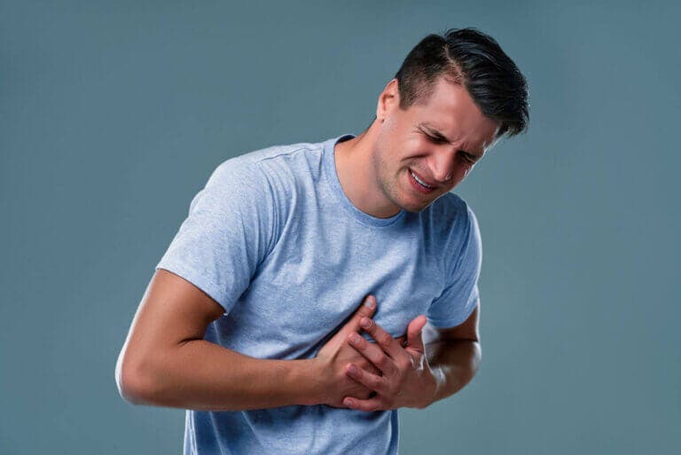 ¿Por qué me duele el pecho al respirar?