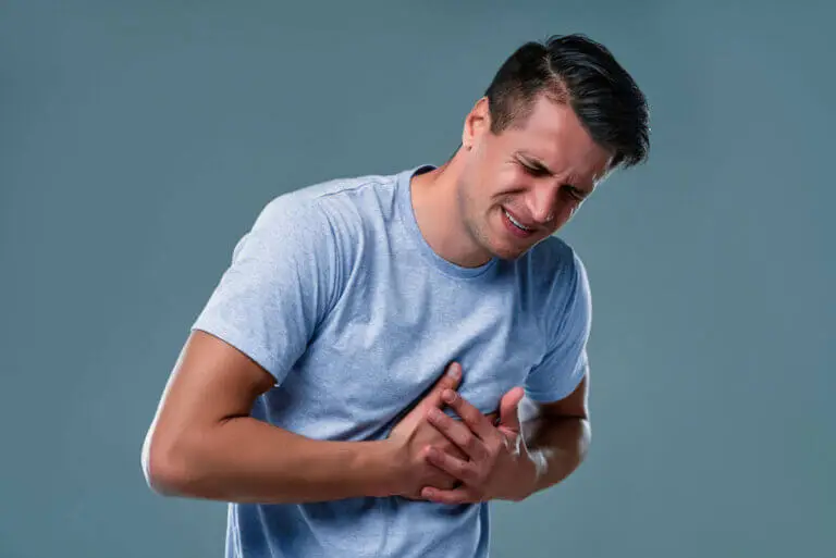 ¿Por qué me duele el pecho al respirar?