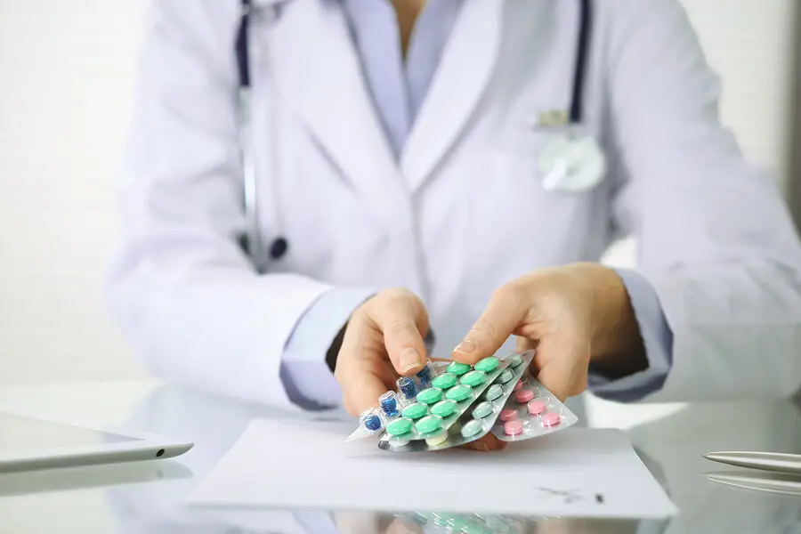 Medico con varios tipos de medicamentos