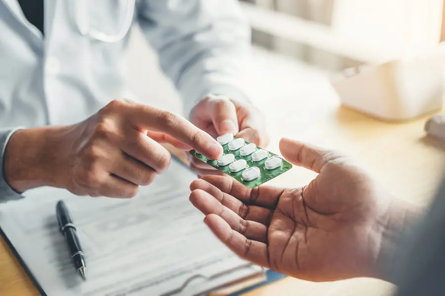 Médico con medicamentos en la mano