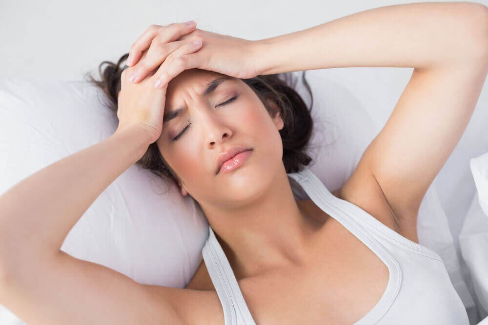Mujer cansada en la cama.