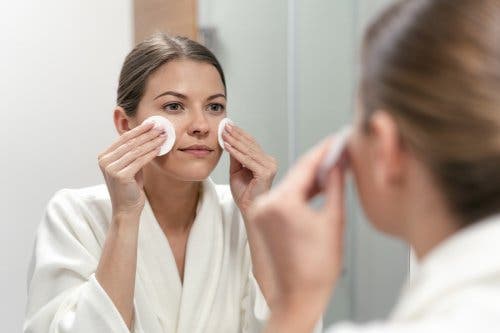 Mujer usando productos con vitamina A