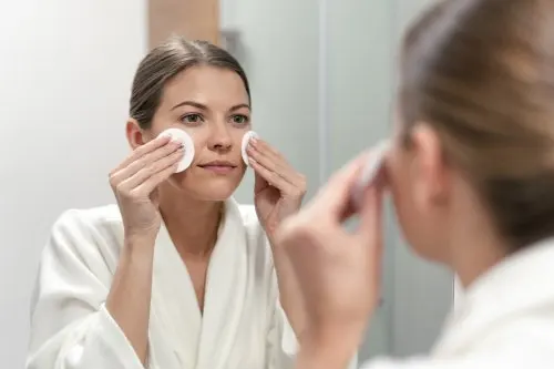 Mujer usando productos con vitamina A