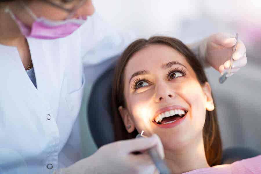 Mujer en odontología para carillas dentales