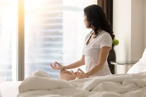 Mujer meditando en su habitación