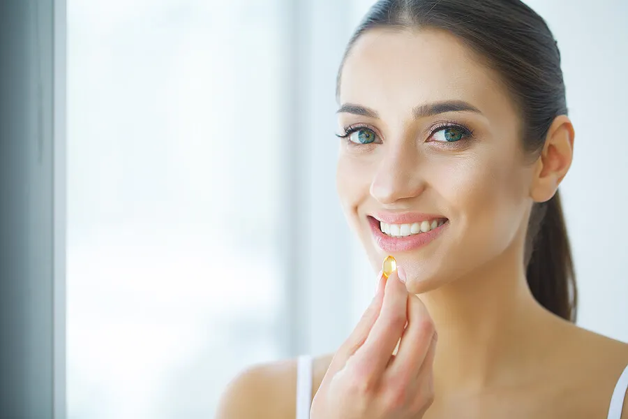Mujer tomando suplementos de probióticos