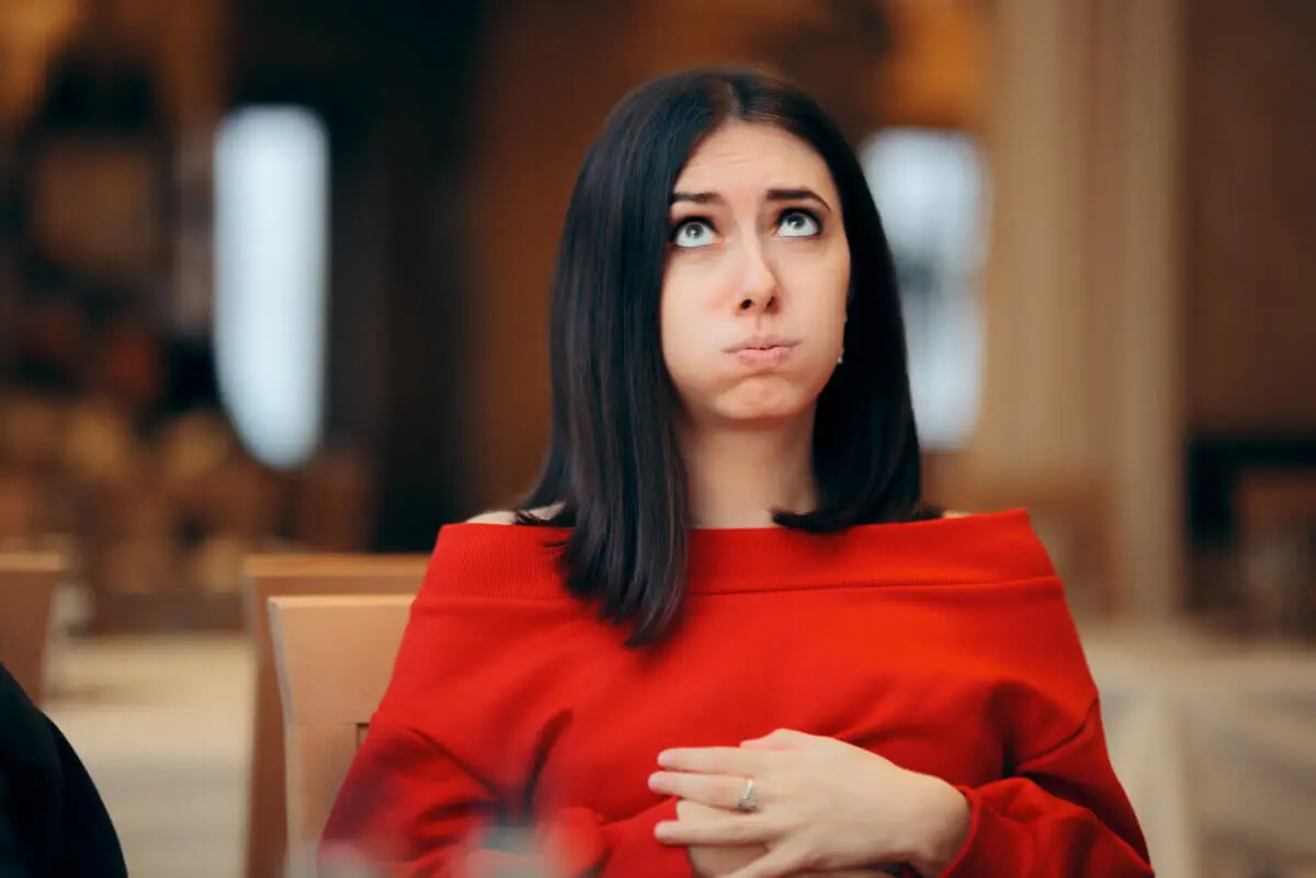 Mujer con hambre todo el día.