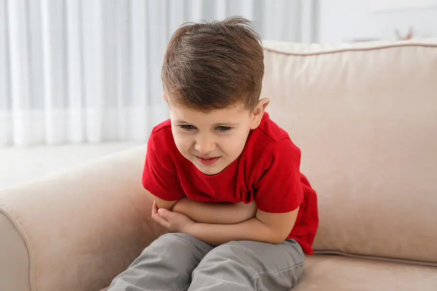Niño con dolor de estómago por ingerir bebidas energéticas