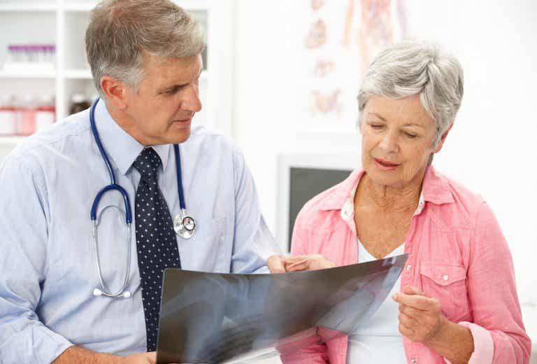 Osteoporosis posmenopáusica: causas y tratamiento
