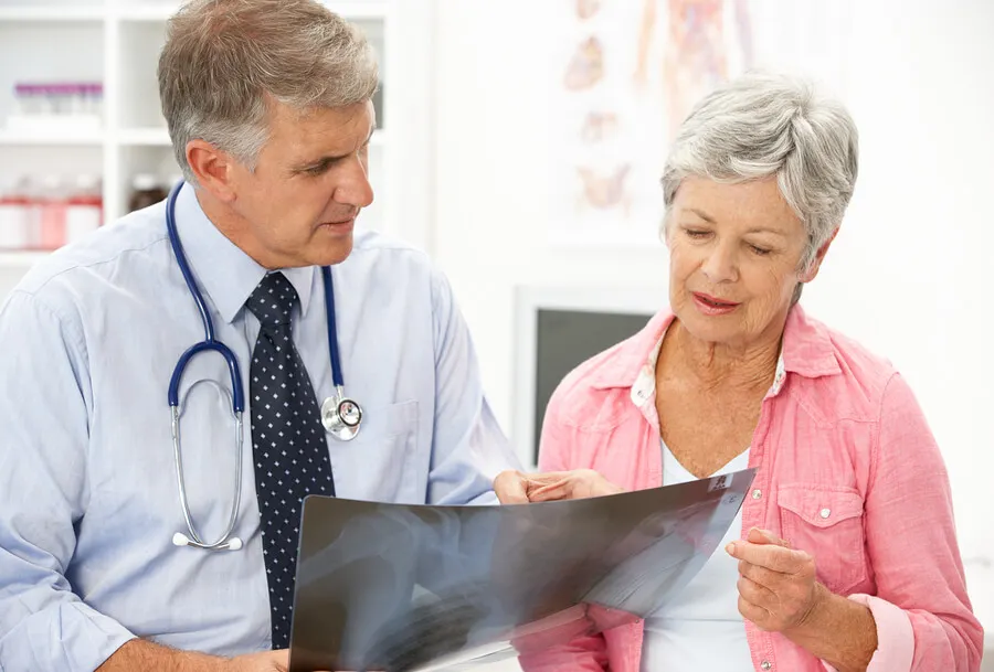 Mujer con osteoporosis en consulta.