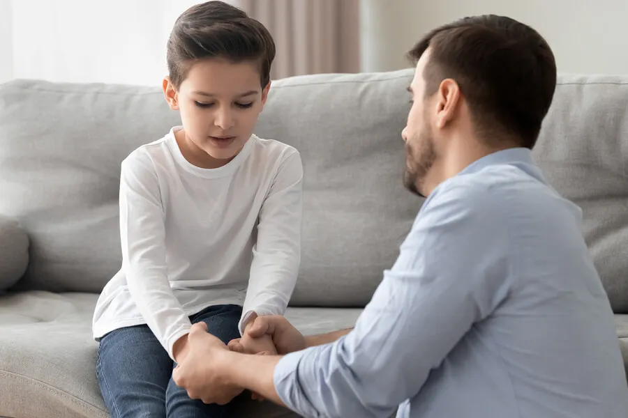 Padre hablando con su hijo.