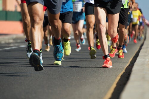 Personas corriendo en una maratón