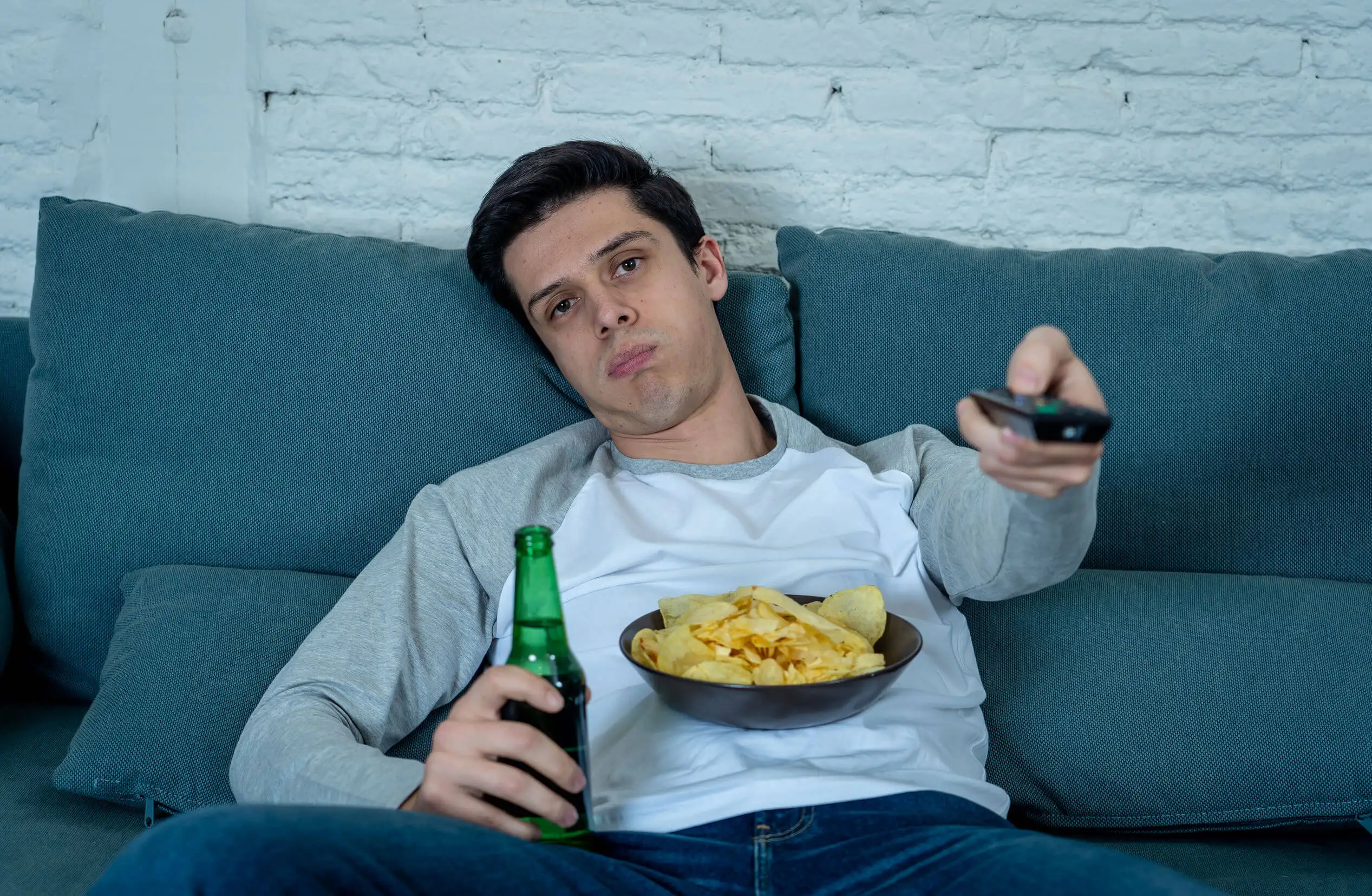 Homme qui regarde la télé.
