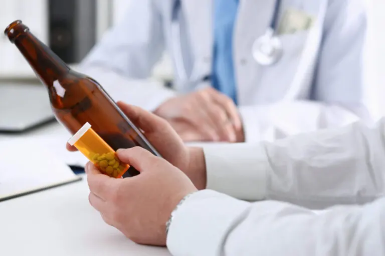¿Puedo beber alcohol si estoy tomando medicamentos?
